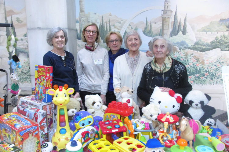 Deux résidentes, Mmes Danon et Darmony, ont tenu mercredi 4 décembre un stand de jouets, avec Dorothée Vanparys, coordinatrice de l’animation et de la vie sociale de la résidence Beth Sév, et des bénévoles de l’association ALBEC.